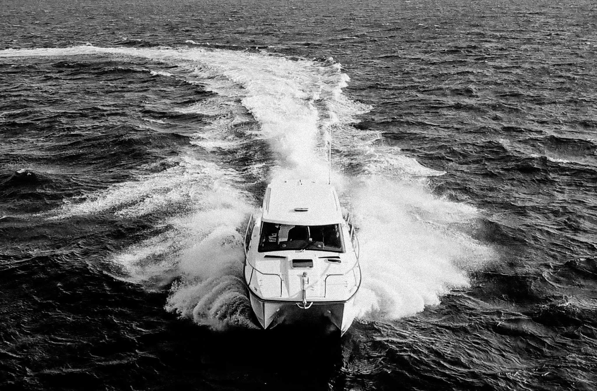 32' power catamaran in rough water
